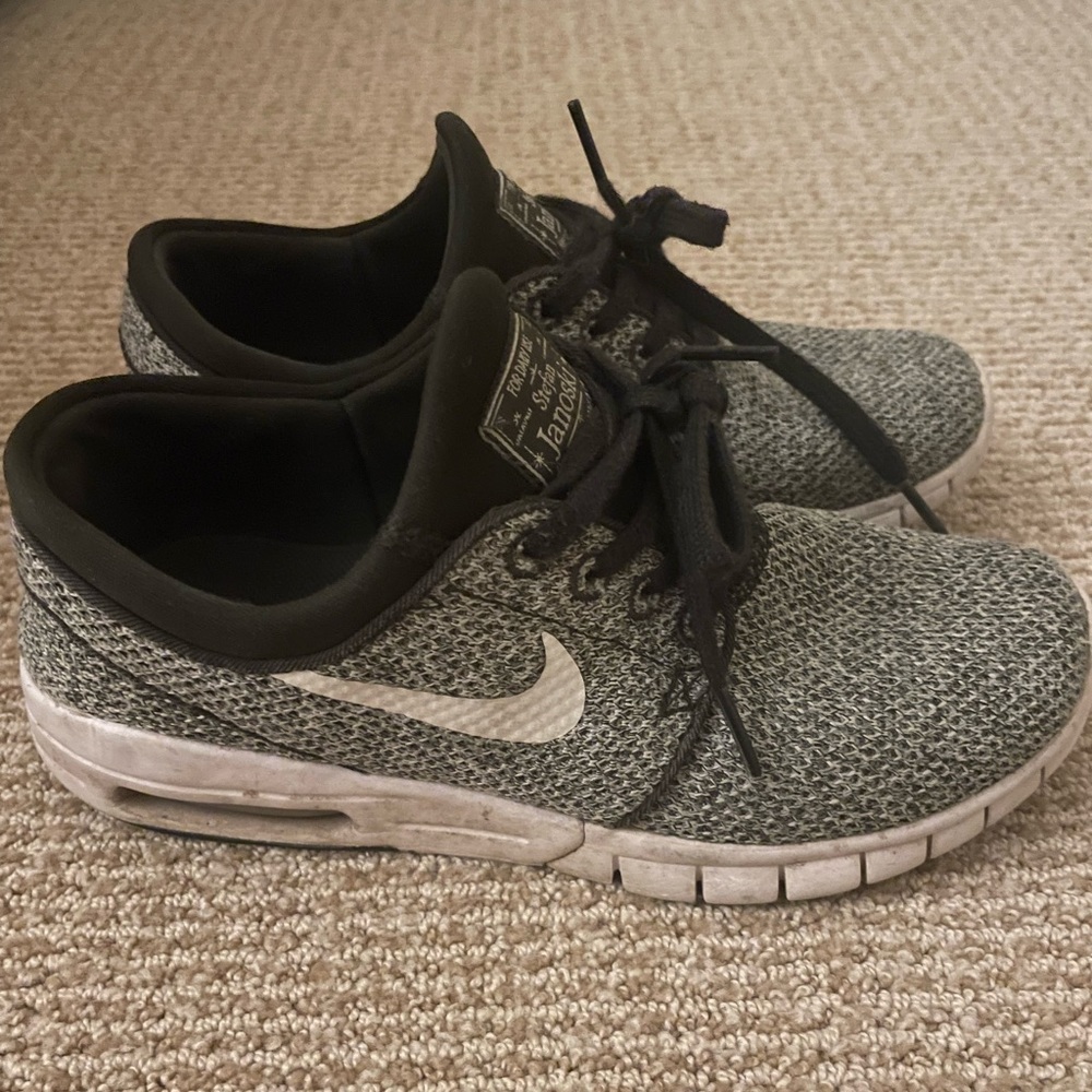 Unisex Nike Stefan Janoski sneakers in dark olive/gray color. Size 5.5 M, 7.5 W
